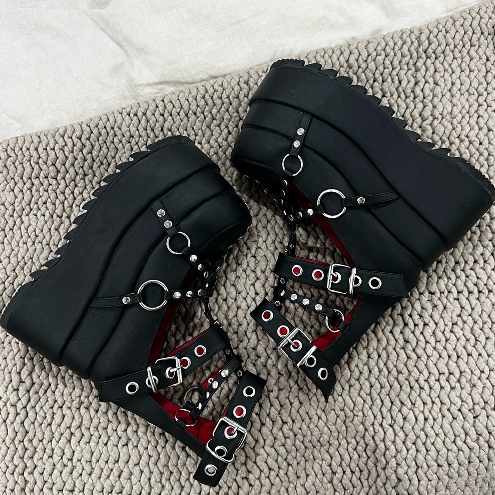 DEMONIA BLACK PLATFORM BOOTS